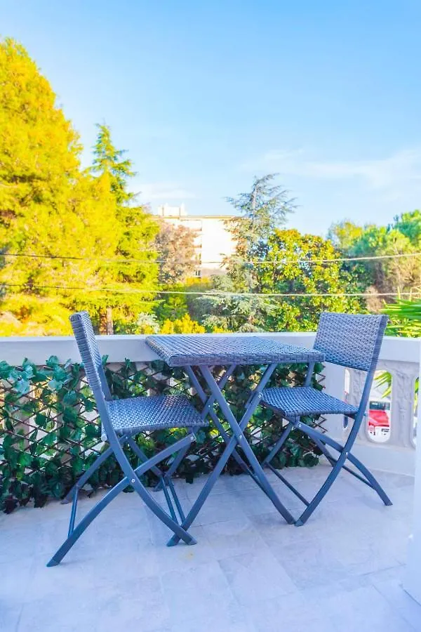Close Croisette-Modern-A/C-Congress-Beaches Cannes France